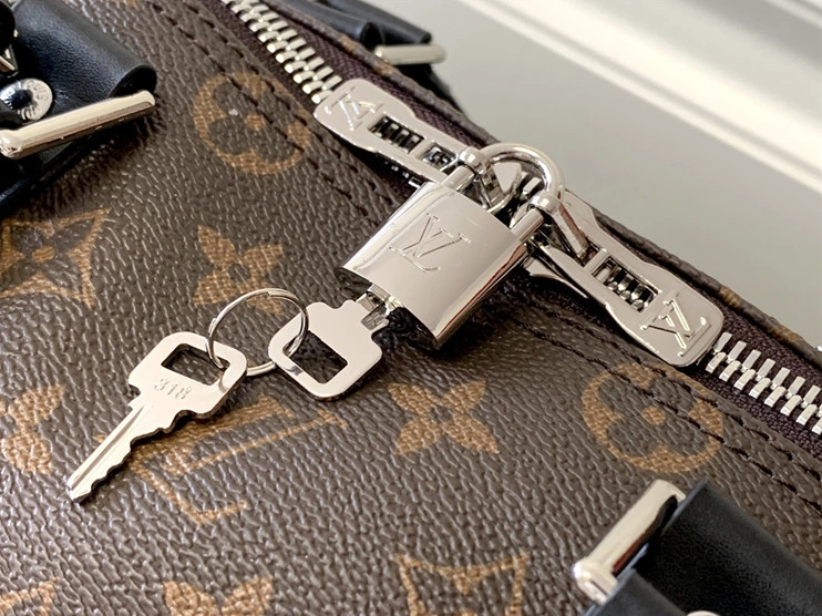 Bold 3411 Louis Vuitton Travel Bags - Image 5