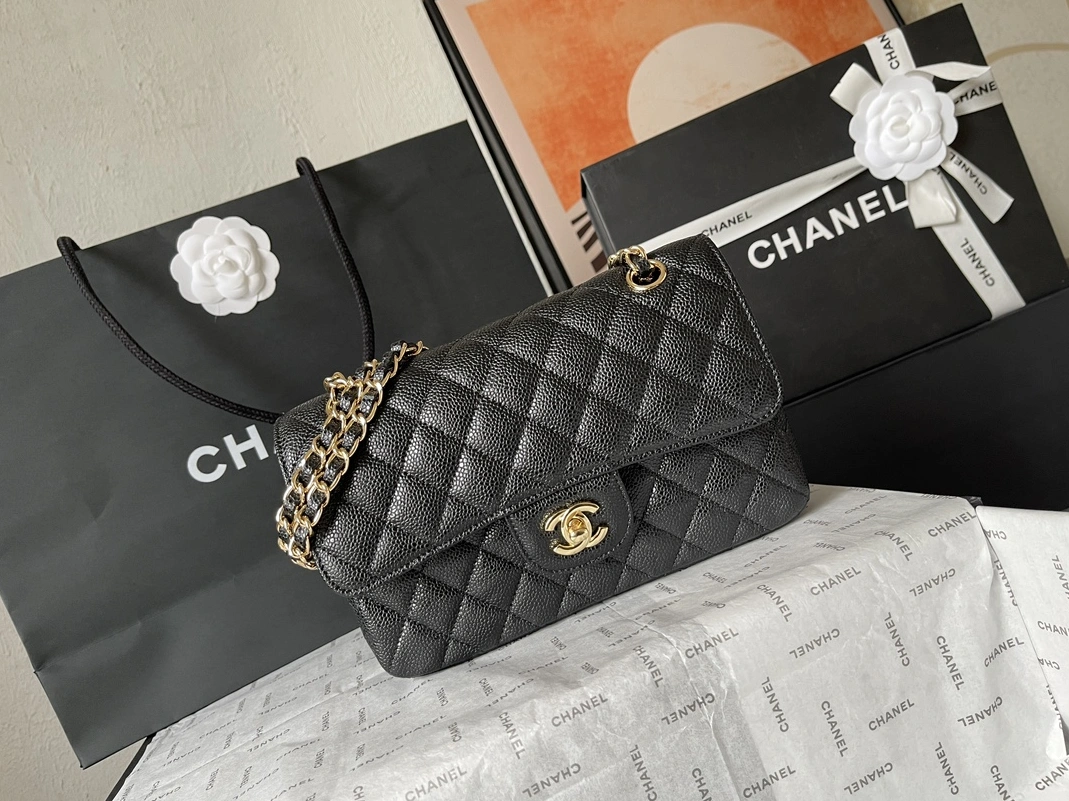 Chanel AAA Quality Messenger Bags For Women Sleek 6946