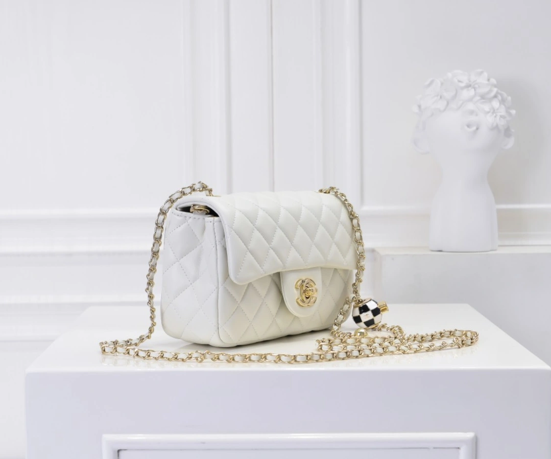 Chanel AAA Quality Messenger Bags Stylish 1015