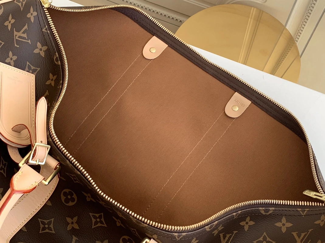 Classic 3550 Louis Vuitton Travel Bags - Image 8
