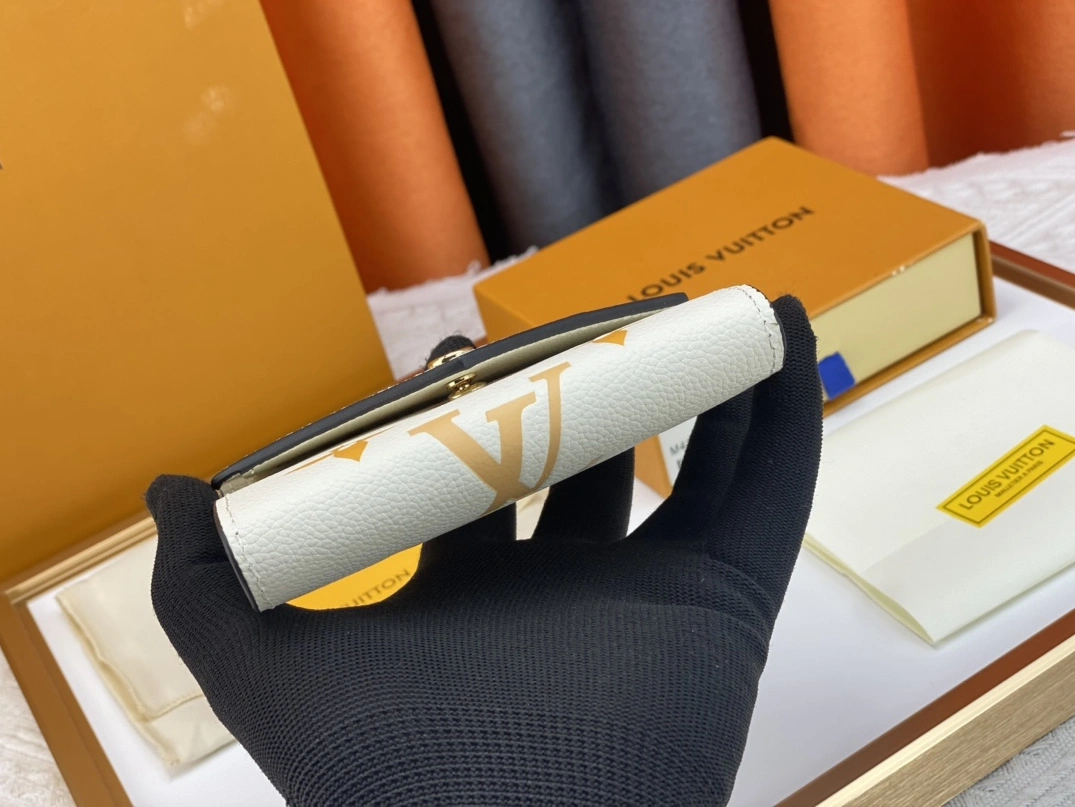 Compact 686 Louis Vuitton AAA Quality Wallets - Image 3