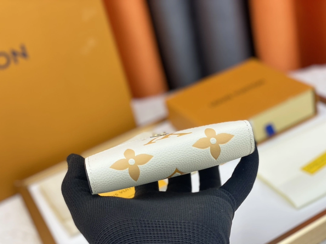 Compact 686 Louis Vuitton AAA Quality Wallets - Image 4
