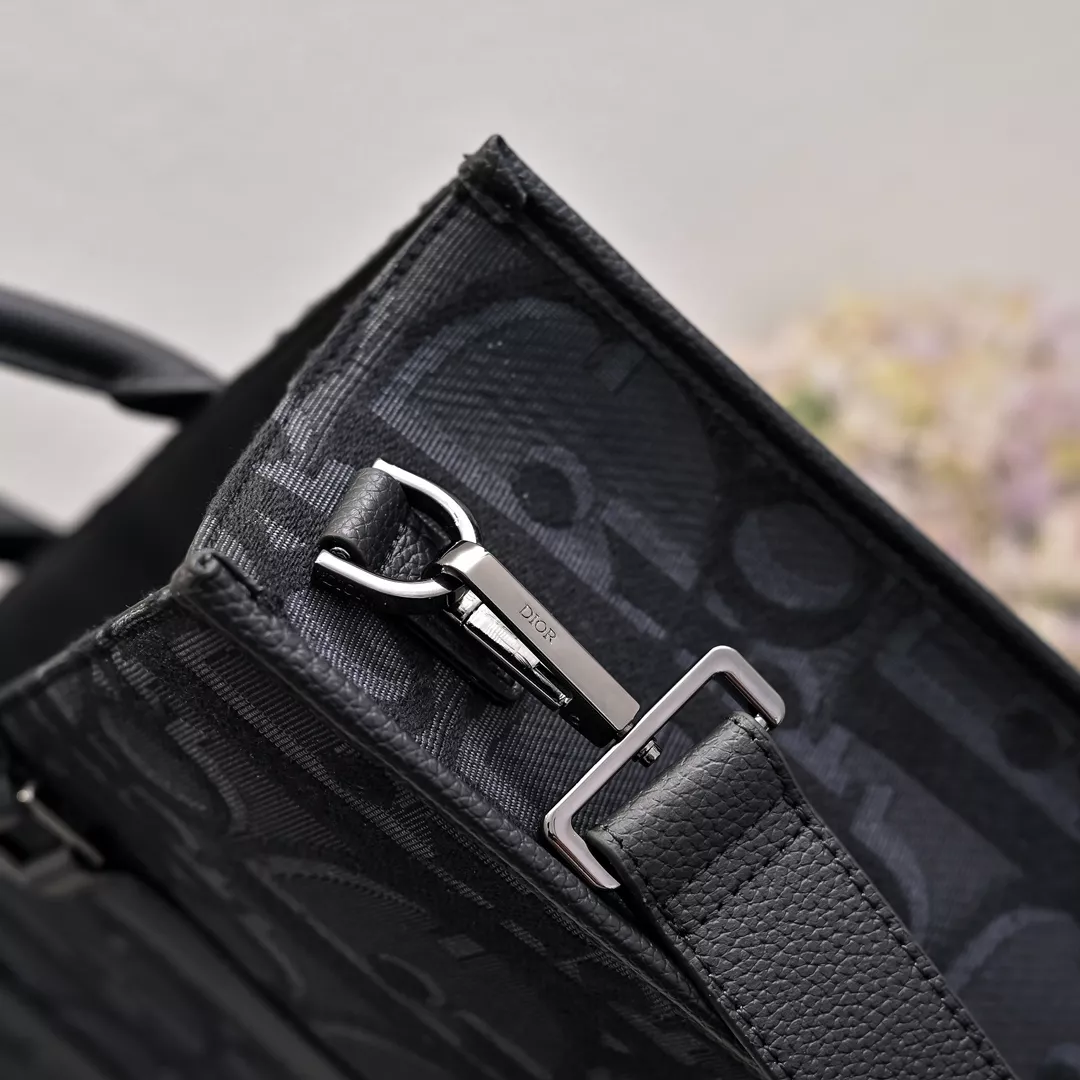 Efficient 372 Christian Dior AAA Man Handbags - Image 4