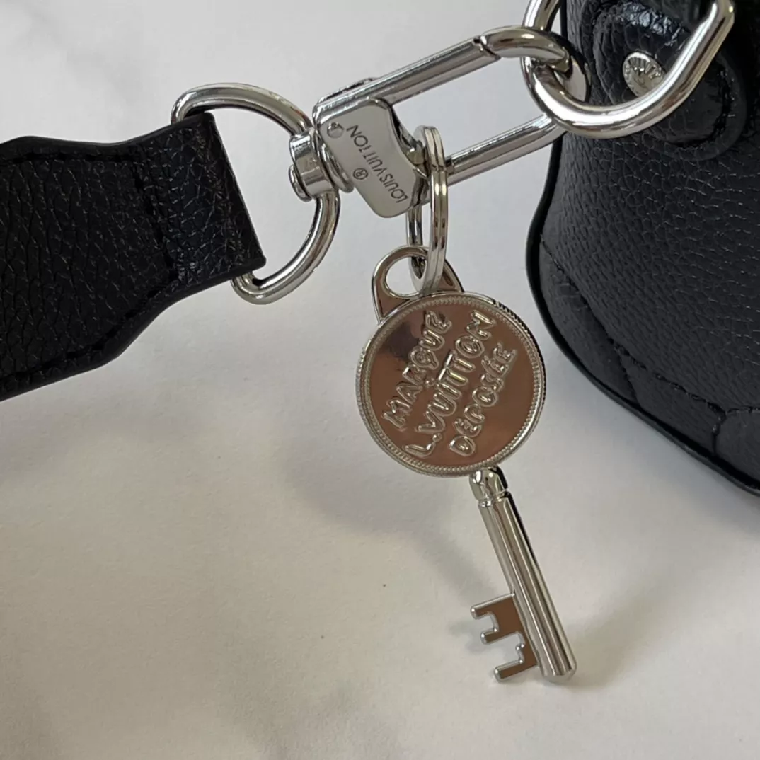 Efficient 7052 Louis Vuitton AAA Quality Messenger Bags For Unisex - Image 6