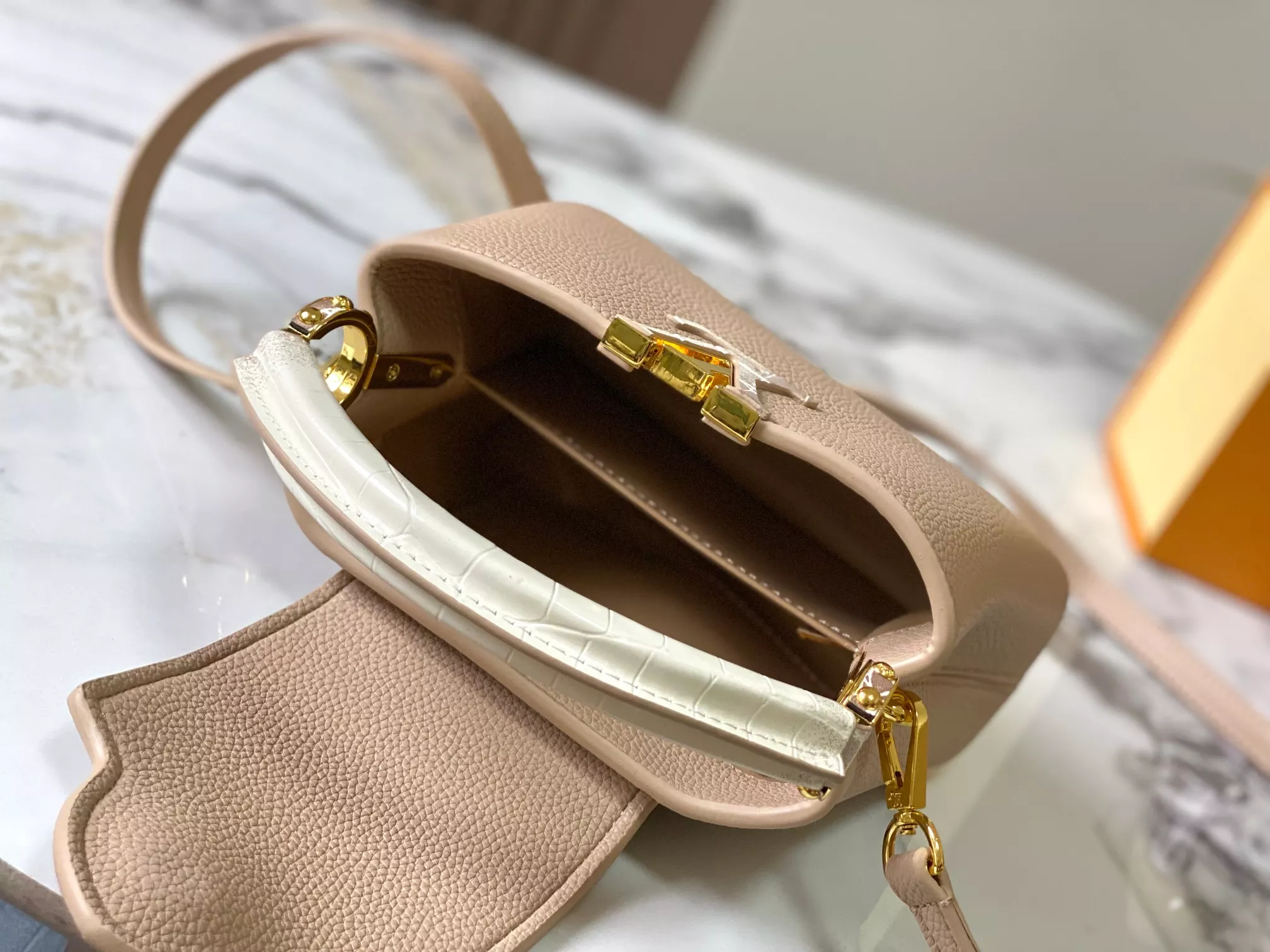 EyeCatching 7770 Louis Vuitton AAA Quality Messenger Bags For Women - Image 8