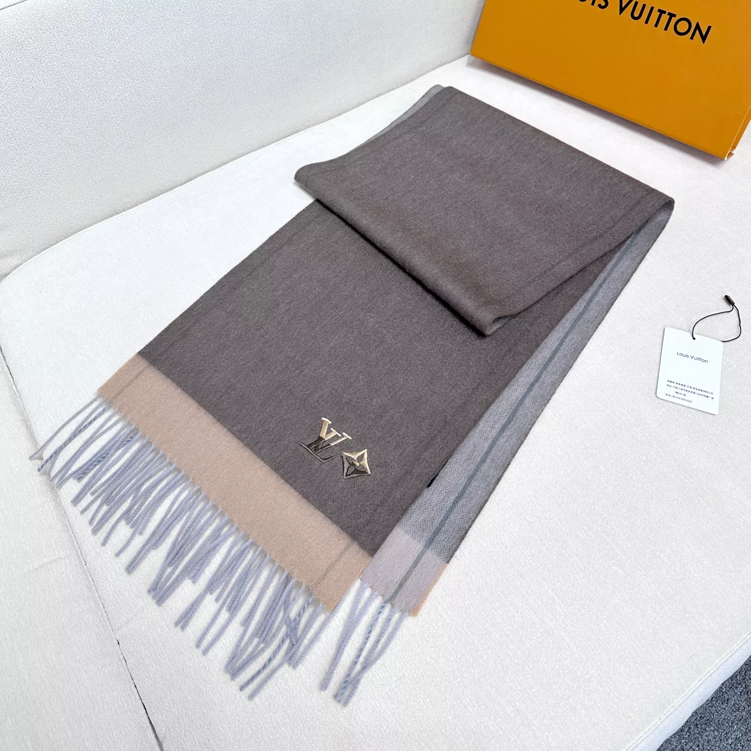 Fashionable 1032 Louis Vuitton Scarf - Image 3