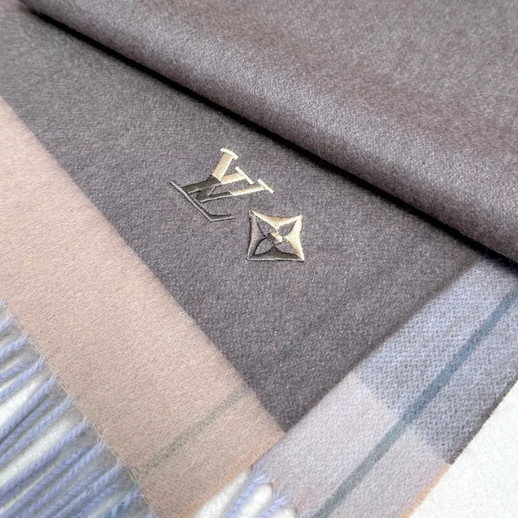 Fashionable 1032 Louis Vuitton Scarf - Image 4