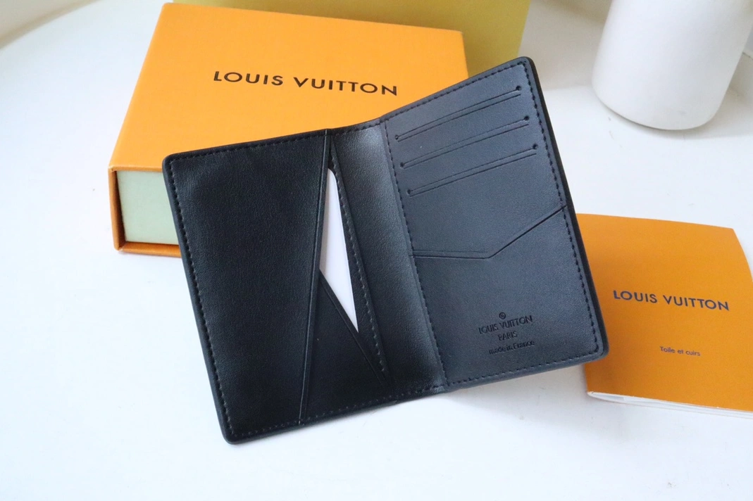 Flexible 8257 Louis Vuitton AAA Quality Card Case - Image 4