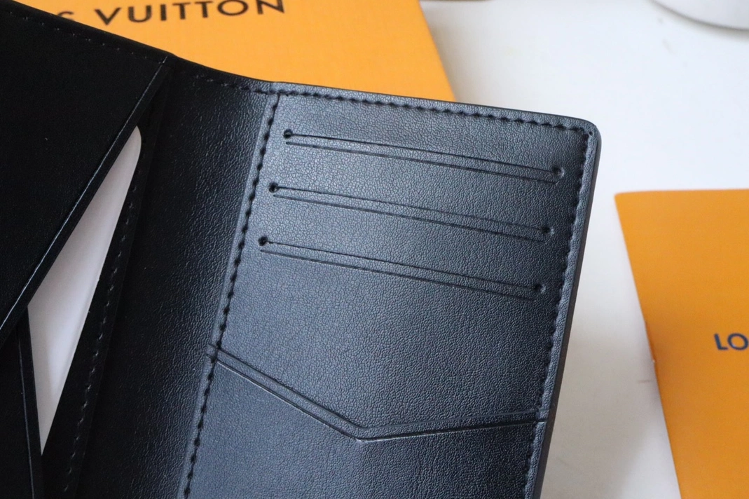 Flexible 8257 Louis Vuitton AAA Quality Card Case - Image 6