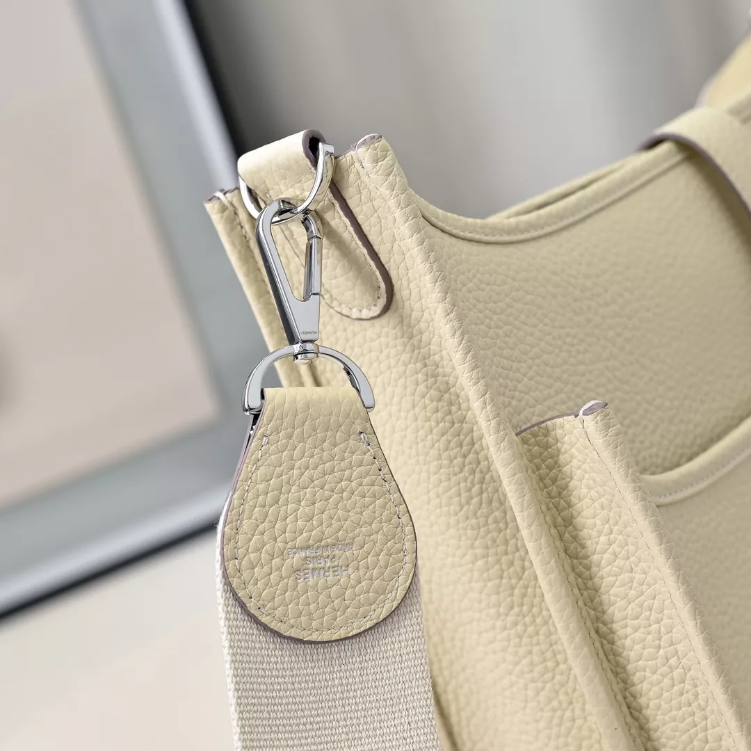 Hermes AAA Quality Messenger Bags For Women Classic 7492 - Image 4