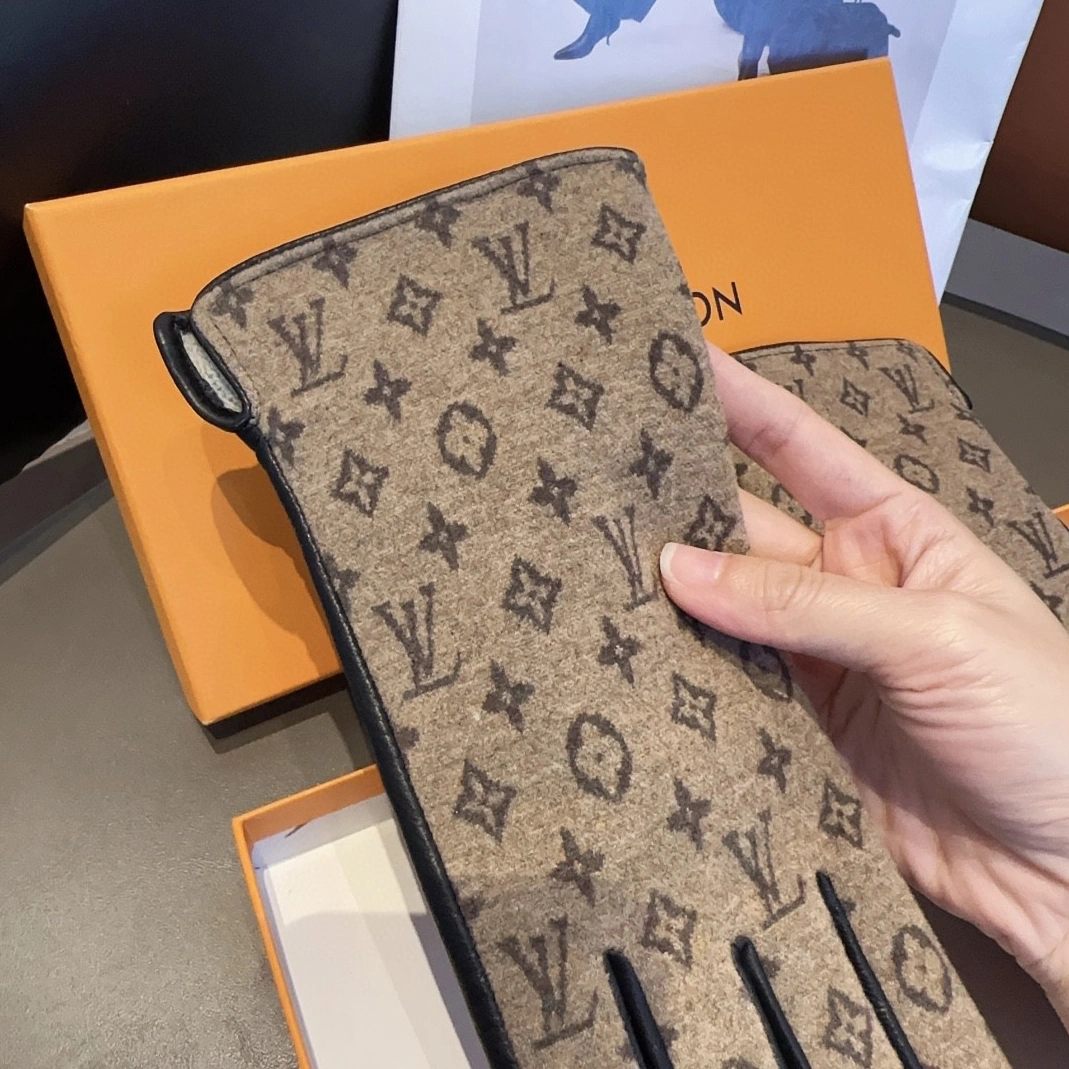 Lightweight 6040 Louis Vuitton LV Gloves For Women - Image 6