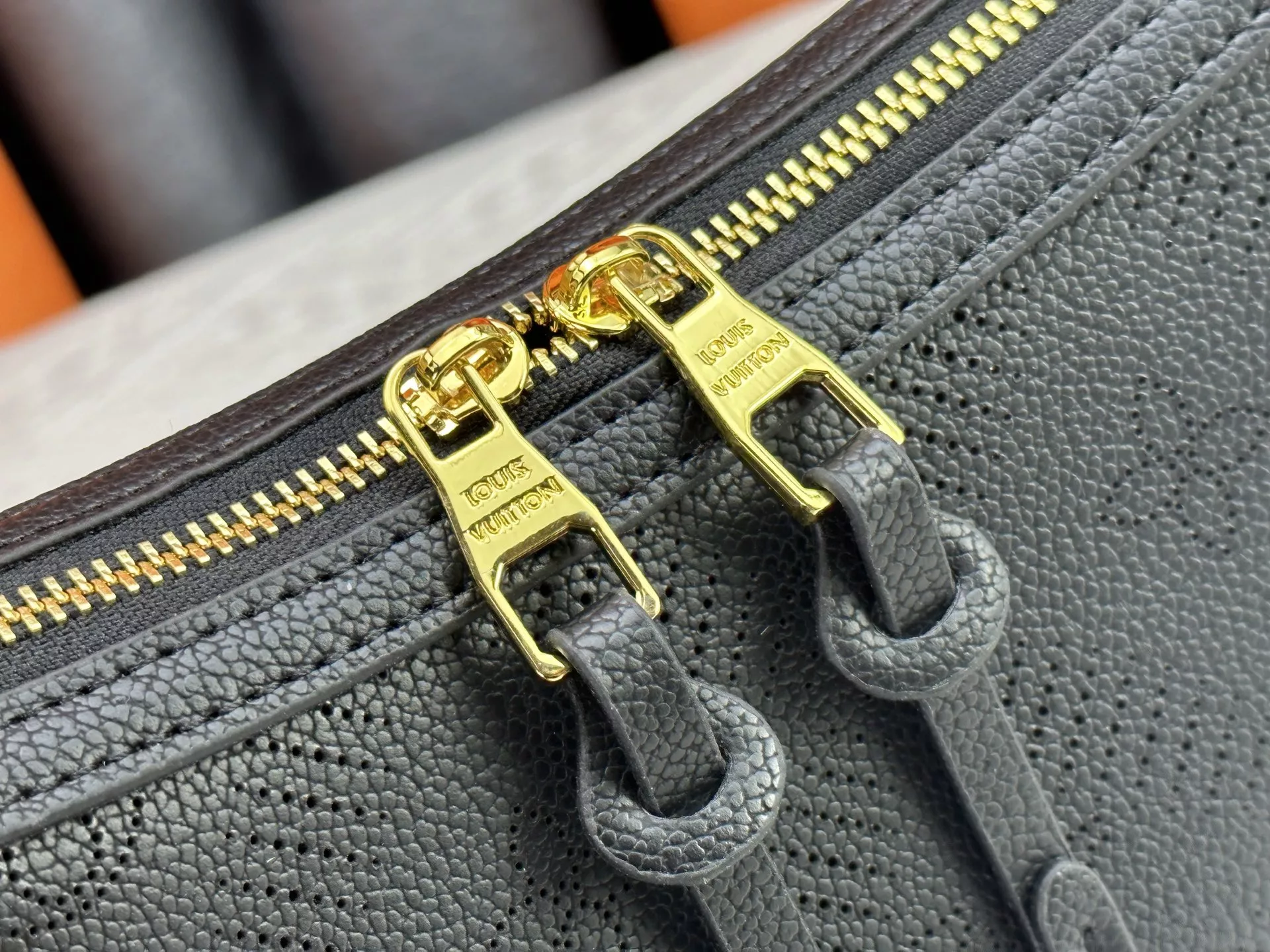 Lightweight 7005 Louis Vuitton AAA Quality Messenger Bags For Women - Image 5