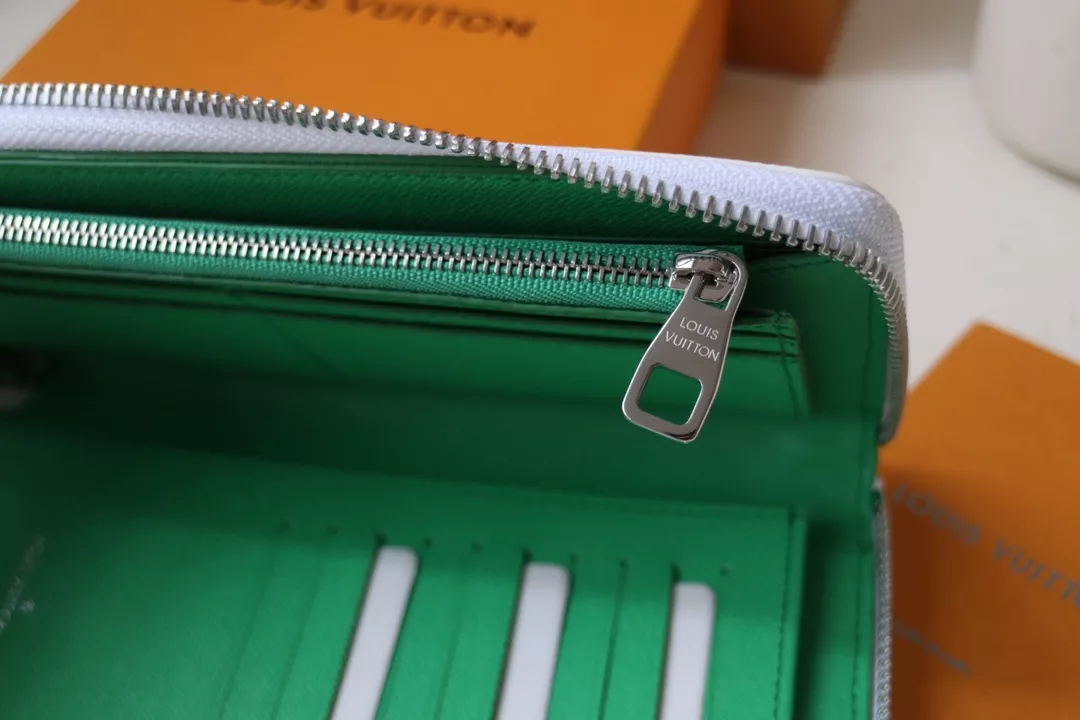 Louis Vuitton AAA Quality Card Case Classic 6785 - Image 7