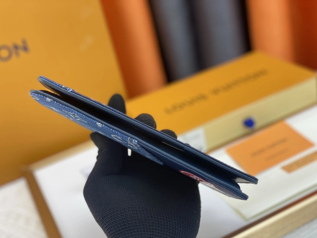 Louis Vuitton AAA Quality Card Case Comfortable 3783 - Image 4