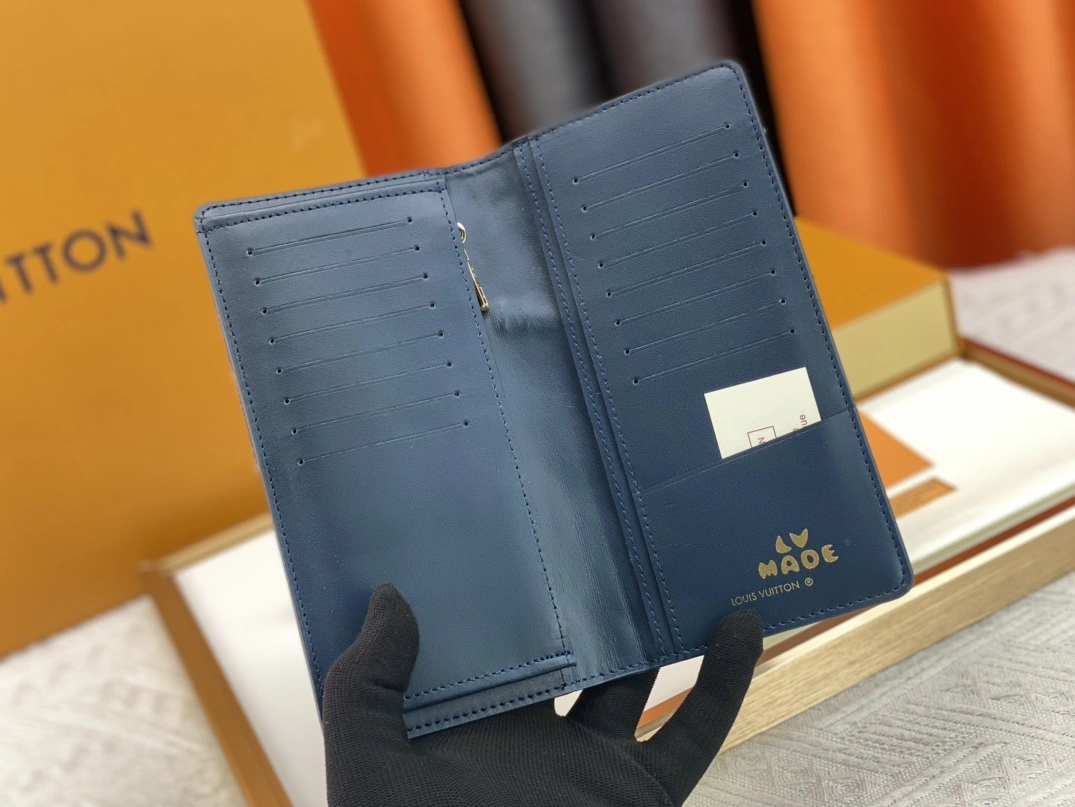 Louis Vuitton AAA Quality Card Case Comfortable 3783 - Image 5