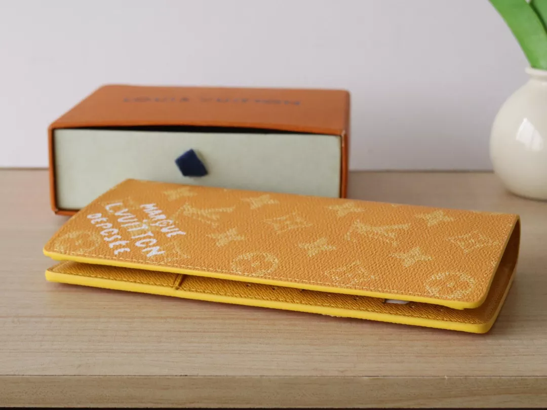 Louis Vuitton AAA Quality Card Case Comfortable 8117 - Image 3