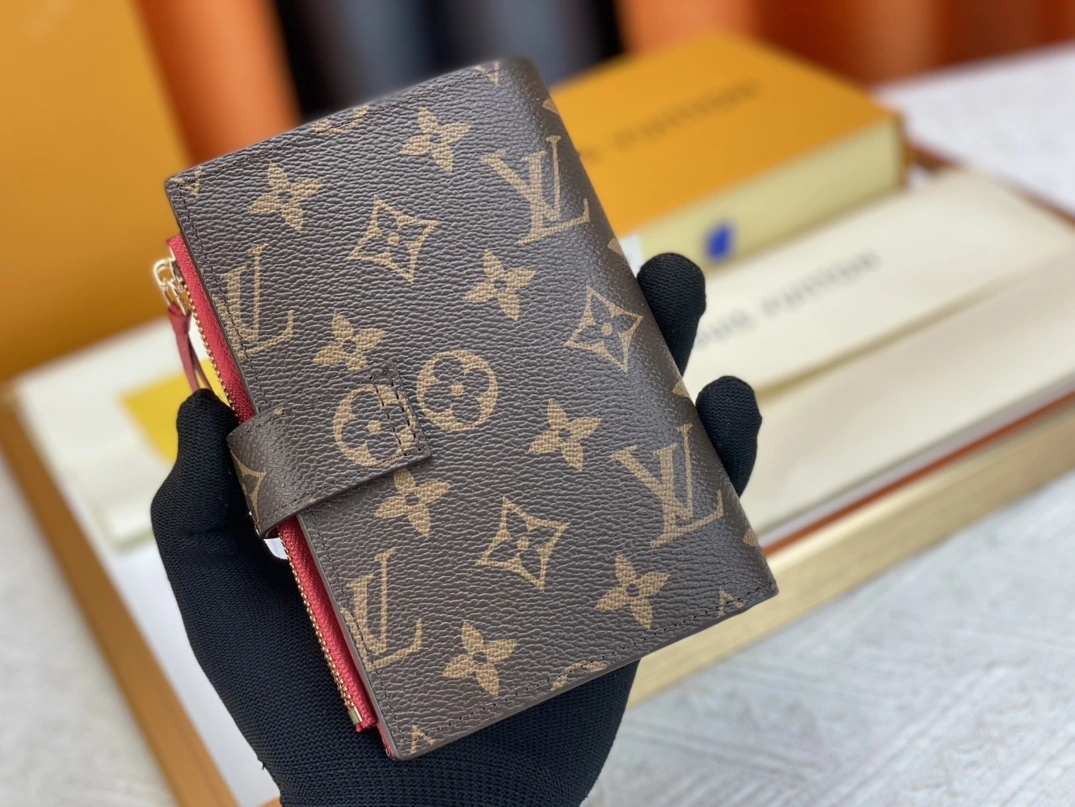 Louis Vuitton AAA Quality Card Case For Women Modern 359