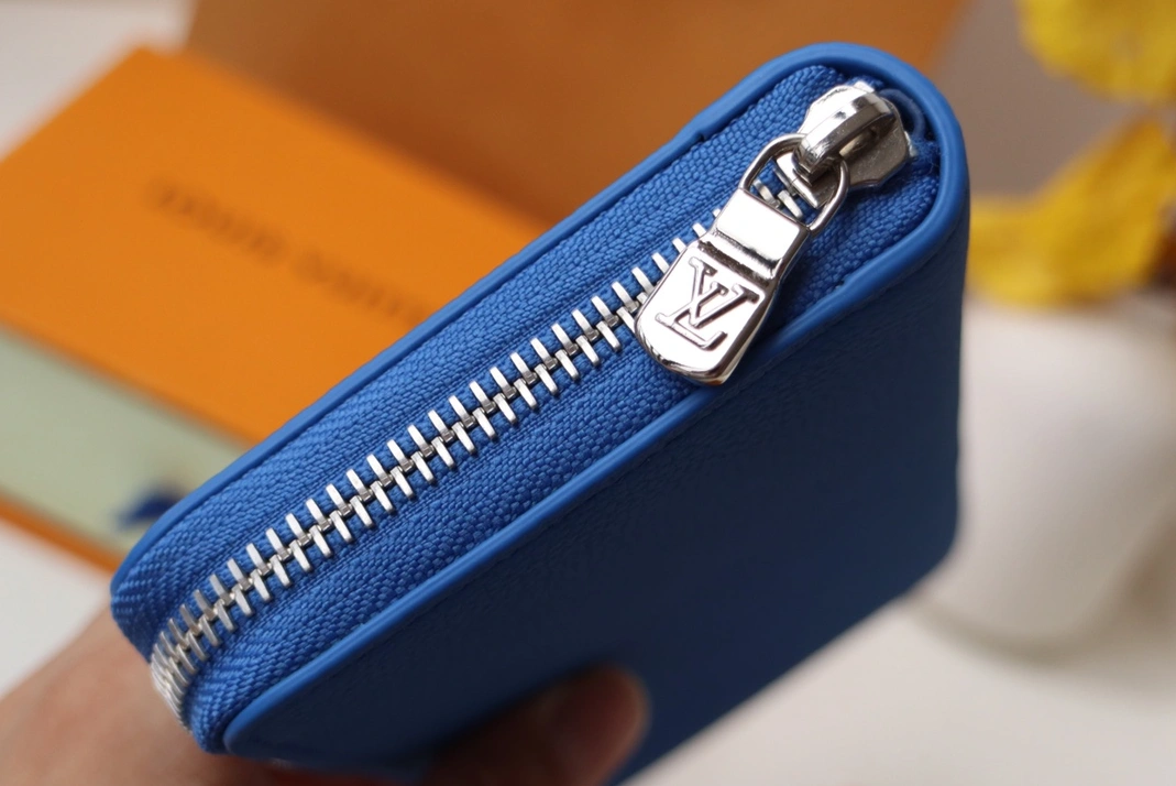 Louis Vuitton AAA Quality Card Case Modern 7932