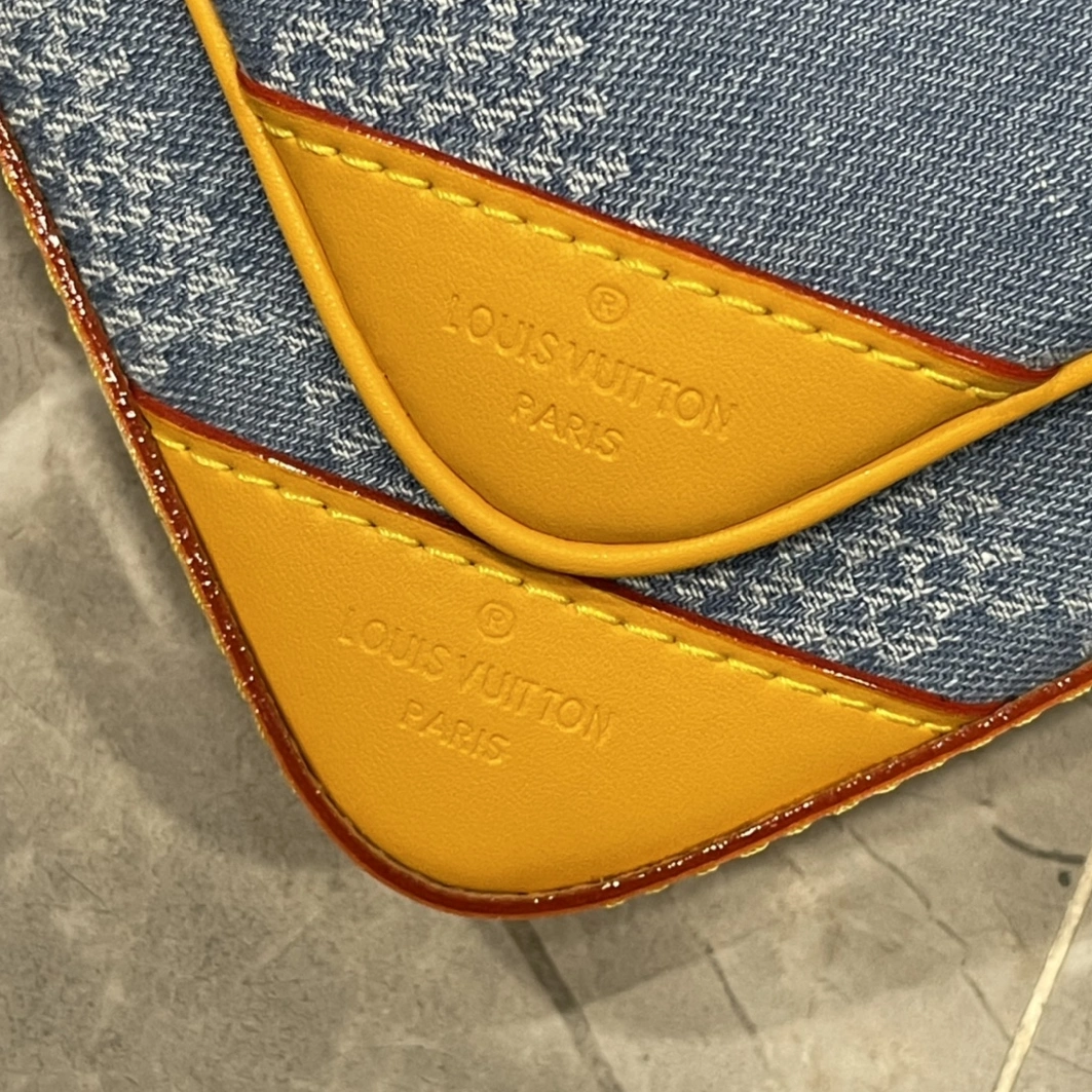 Louis Vuitton AAA Quality Messenger Bags For Unisex Comfortable 4353 - Image 7