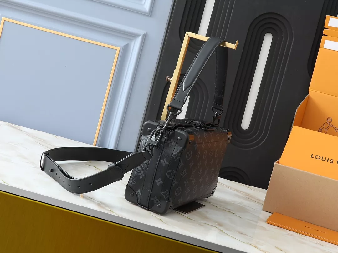 Louis Vuitton AAA Quality Messenger Bags For Unisex EasyMatch 4490