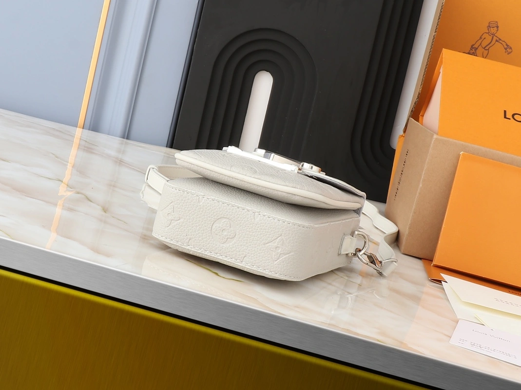 Louis Vuitton AAA Quality Messenger Bags For Unisex Functional 3346 - Image 3