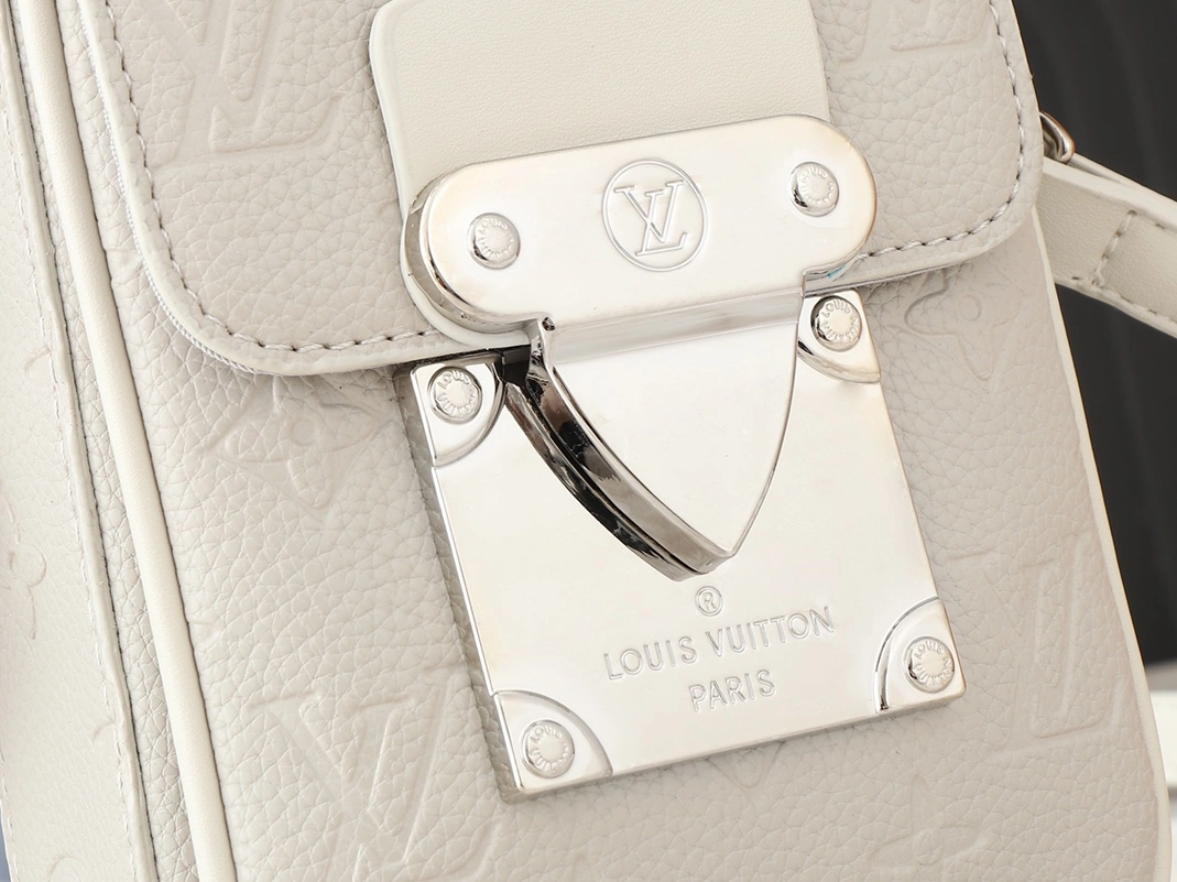 Louis Vuitton AAA Quality Messenger Bags For Unisex Functional 3346 - Image 5