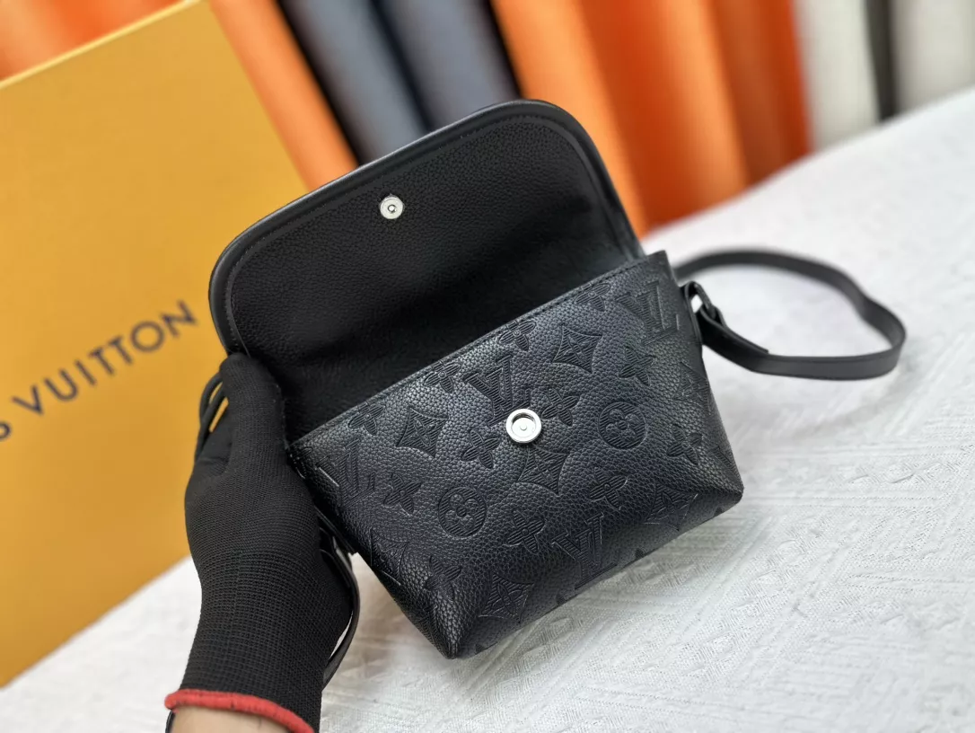 Louis Vuitton AAA Quality Messenger Bags For Unisex Popular 5218 - Image 6