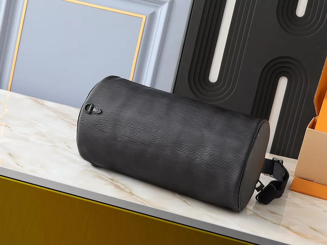 Louis Vuitton AAA Quality Messenger Bags For Unisex Sleek 1131 - Image 4