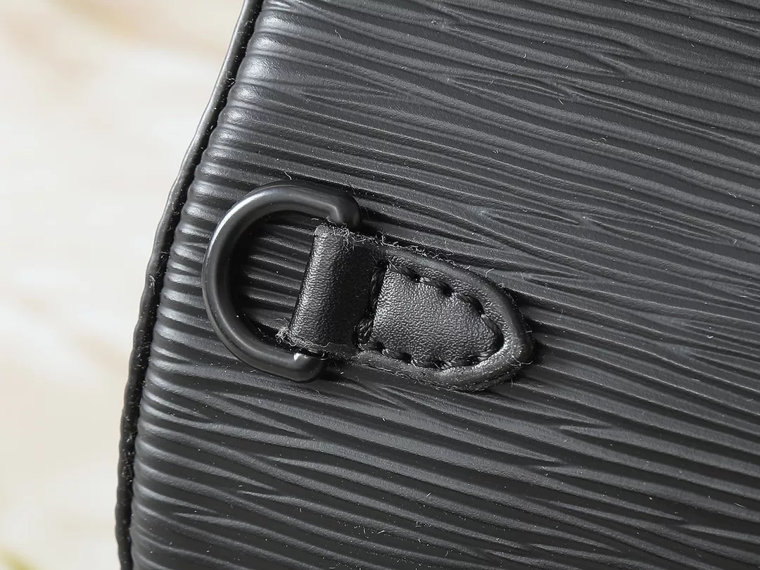 Louis Vuitton AAA Quality Messenger Bags For Unisex Sleek 1131 - Image 6