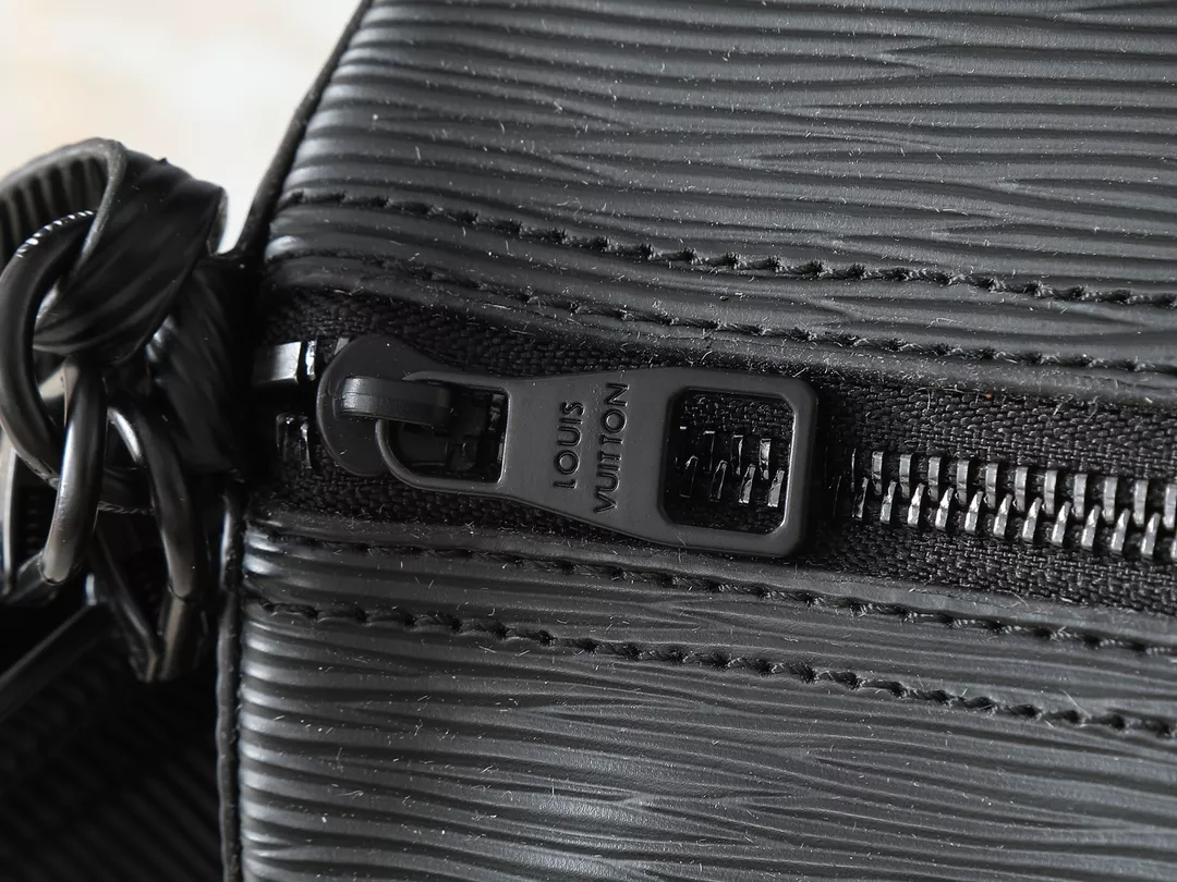 Louis Vuitton AAA Quality Messenger Bags For Unisex Sleek 1131 - Image 7