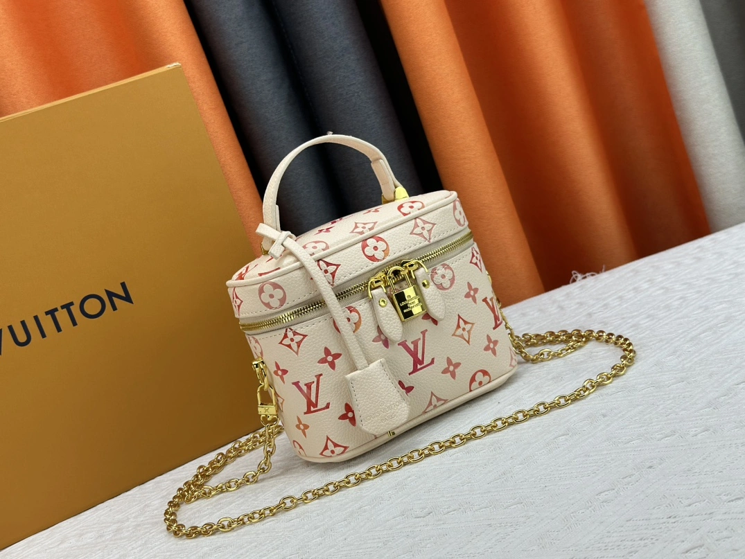 Louis Vuitton AAA Quality Messenger Bags For Women AllSeason 727