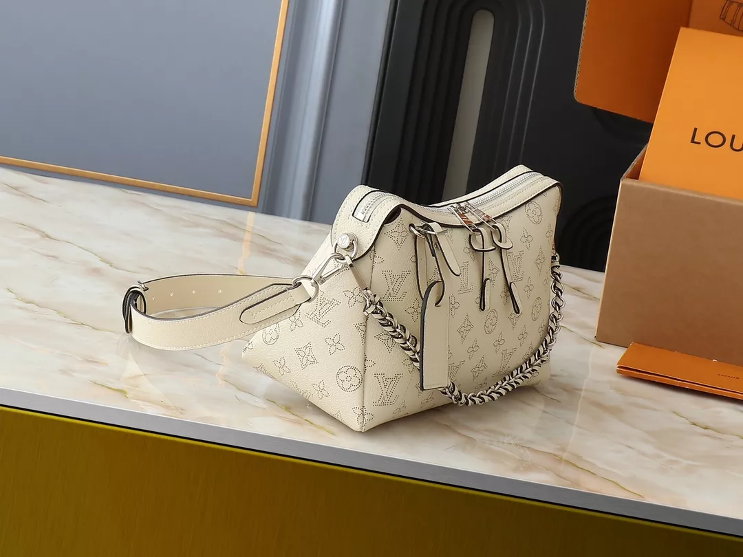 Louis Vuitton AAA Quality Messenger Bags For Women AllSeason 7710