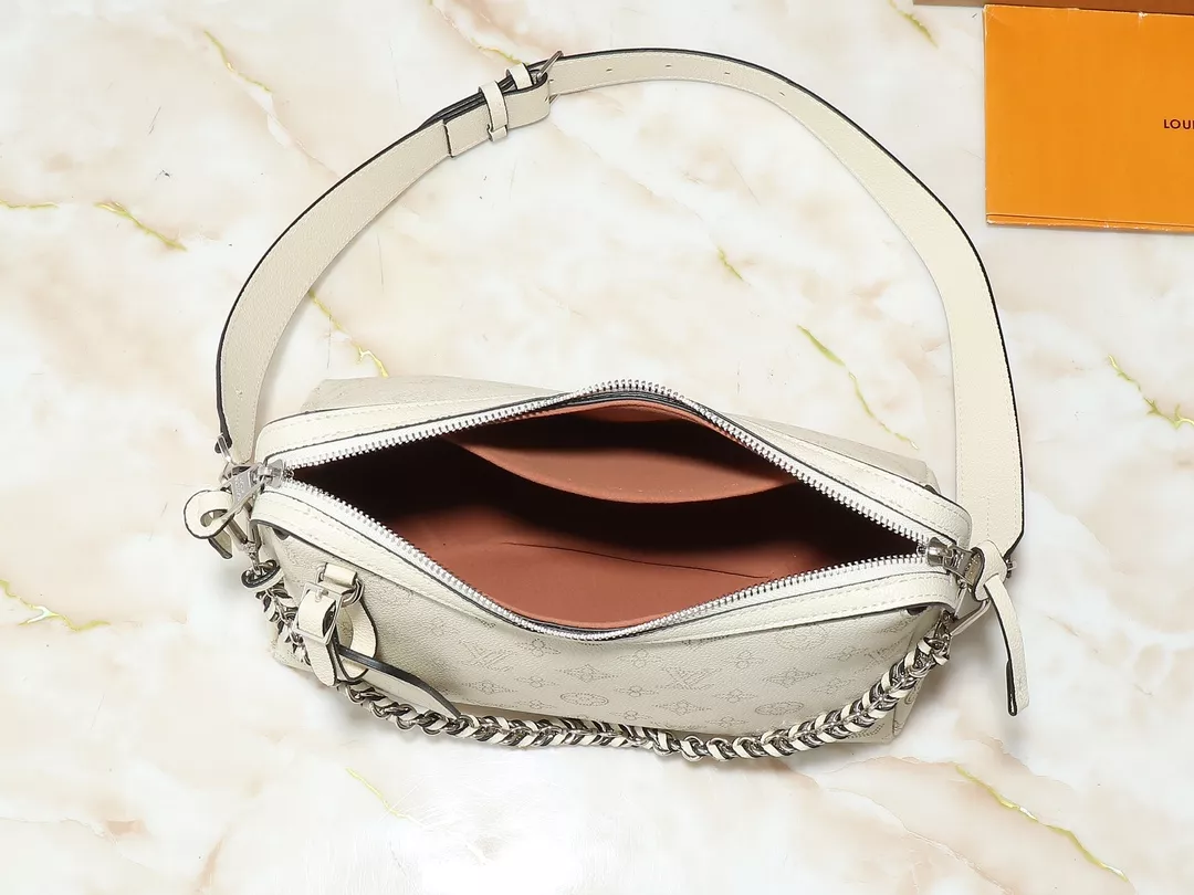 Louis Vuitton AAA Quality Messenger Bags For Women AllSeason 7710 - Image 8