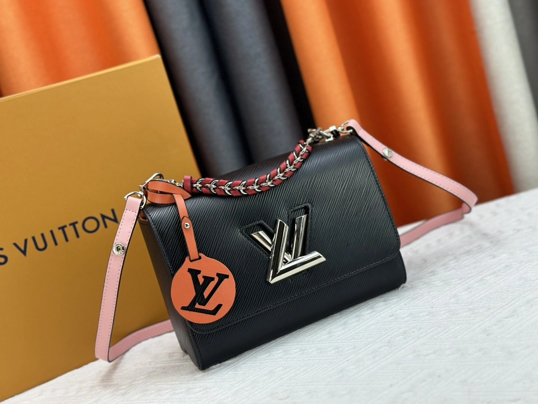 Louis Vuitton AAA Quality Messenger Bags For Women Bright 8099
