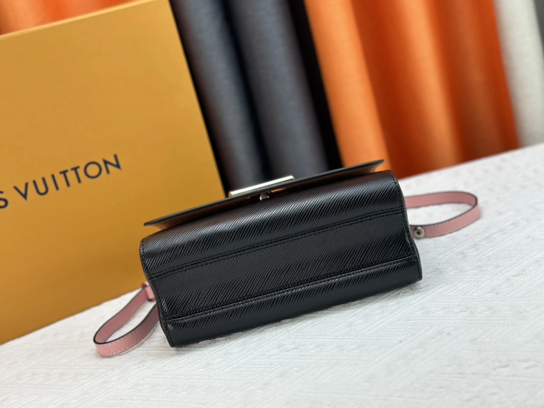 Louis Vuitton AAA Quality Messenger Bags For Women Bright 8099 - Image 5