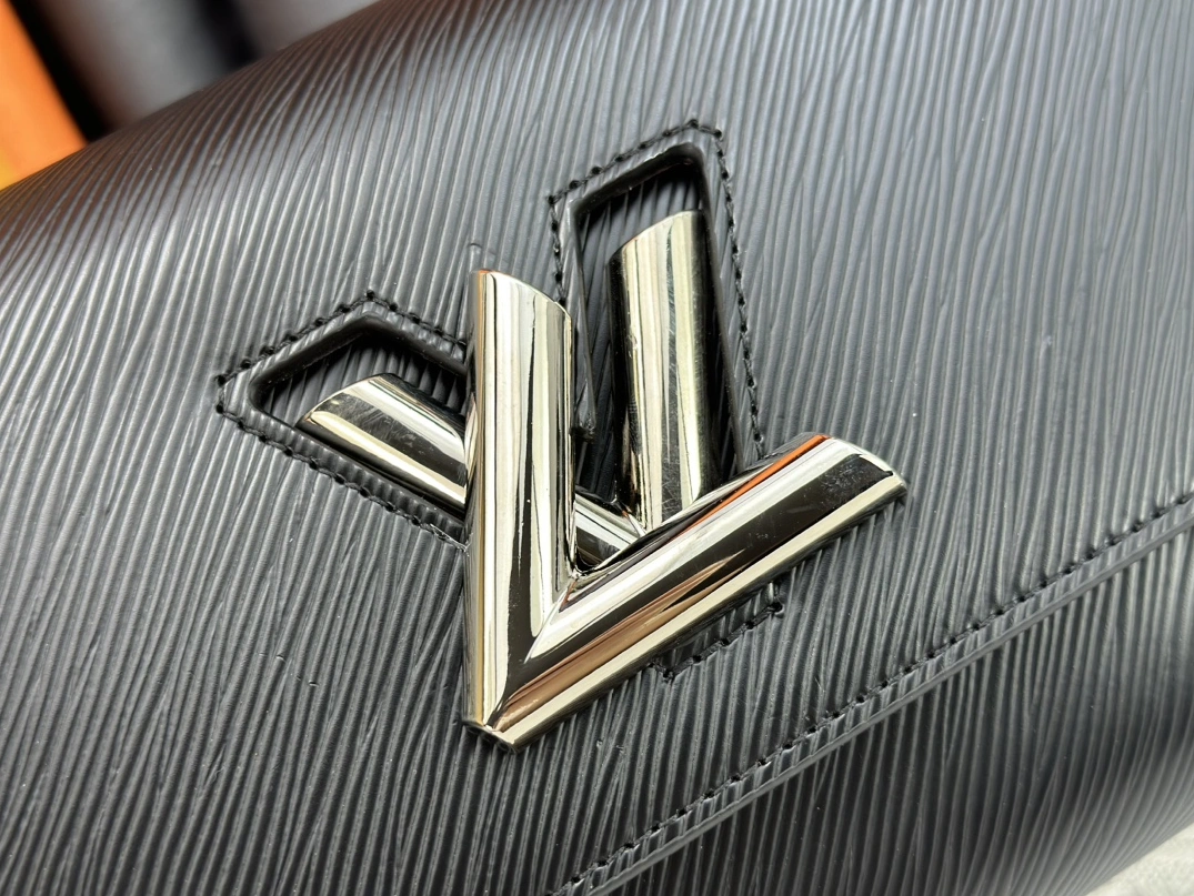 Louis Vuitton AAA Quality Messenger Bags For Women Bright 8099 - Image 6