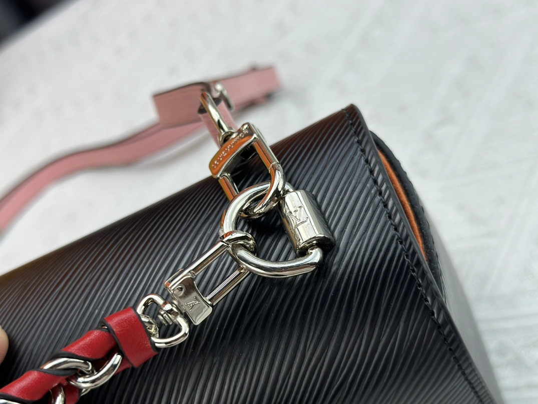 Louis Vuitton AAA Quality Messenger Bags For Women Bright 8099 - Image 7