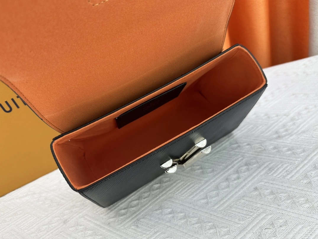 Louis Vuitton AAA Quality Messenger Bags For Women Bright 8099 - Image 8