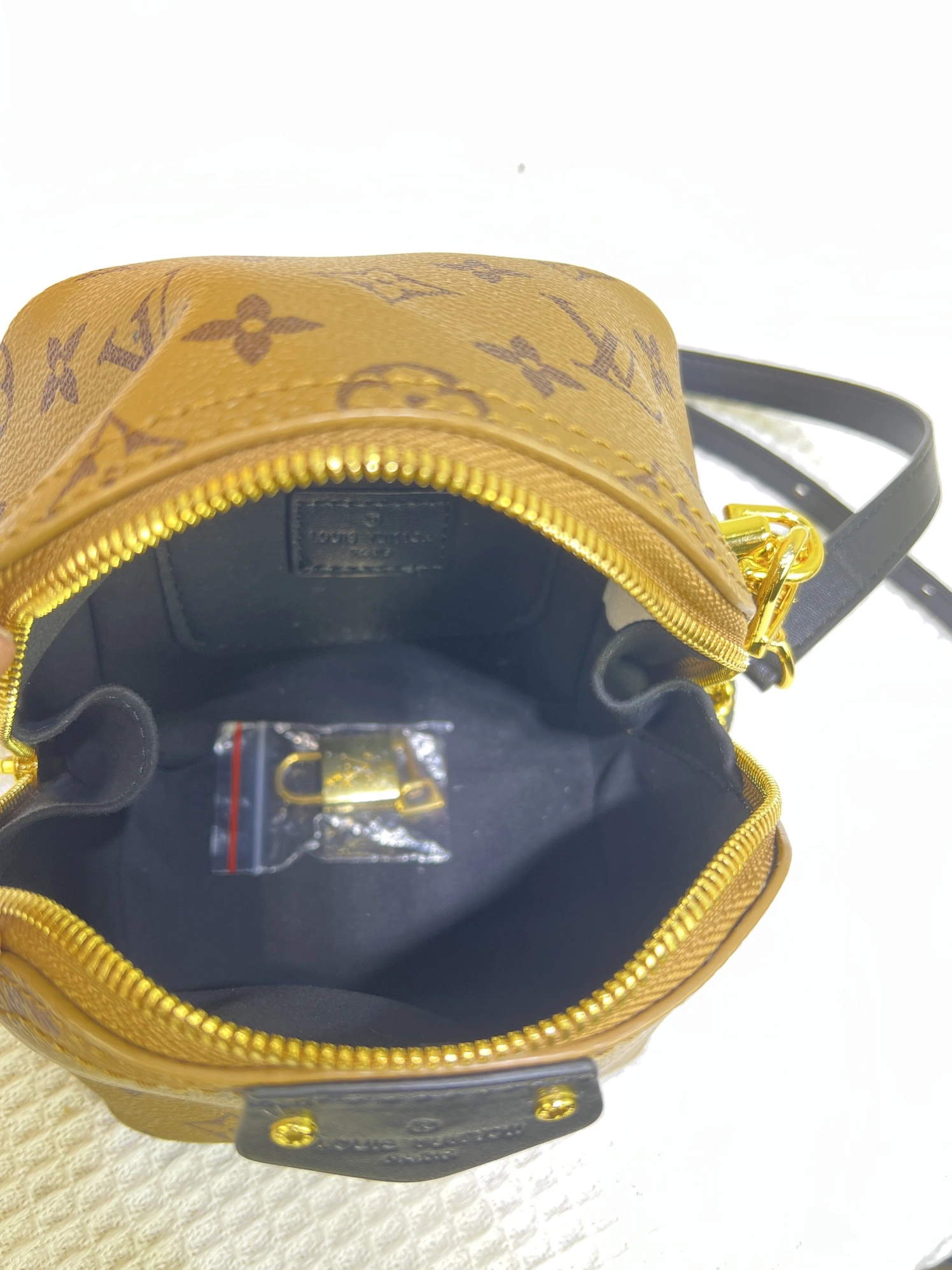 Louis Vuitton AAA Quality Messenger Bags For Women EasyMatch 8840 - Image 7