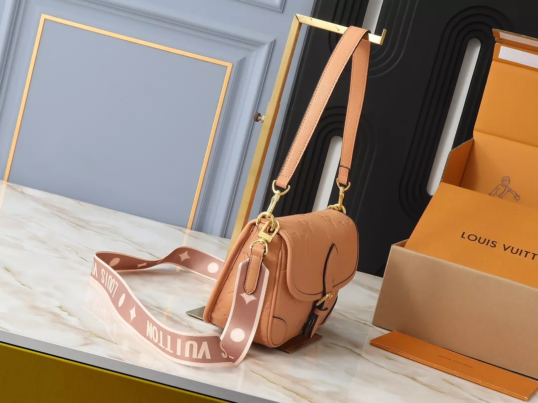 Louis Vuitton AAA Quality Messenger Bags For Women Elegant 7956