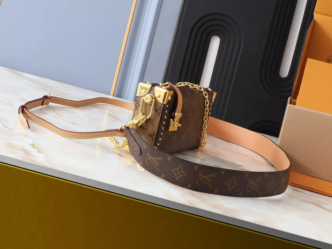 Louis Vuitton AAA Quality Messenger Bags For Women Flexible 862