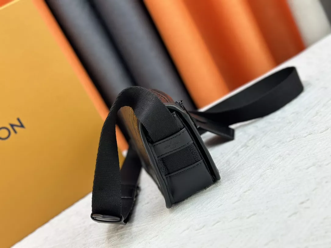 Louis Vuitton AAA Quality Messenger Bags For Women Refined 1476