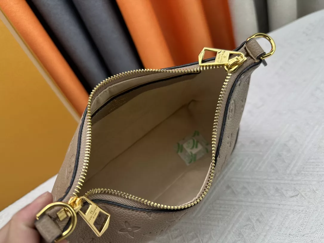 Louis Vuitton AAA Quality Messenger Bags For Women Trendy 9976 - Image 8