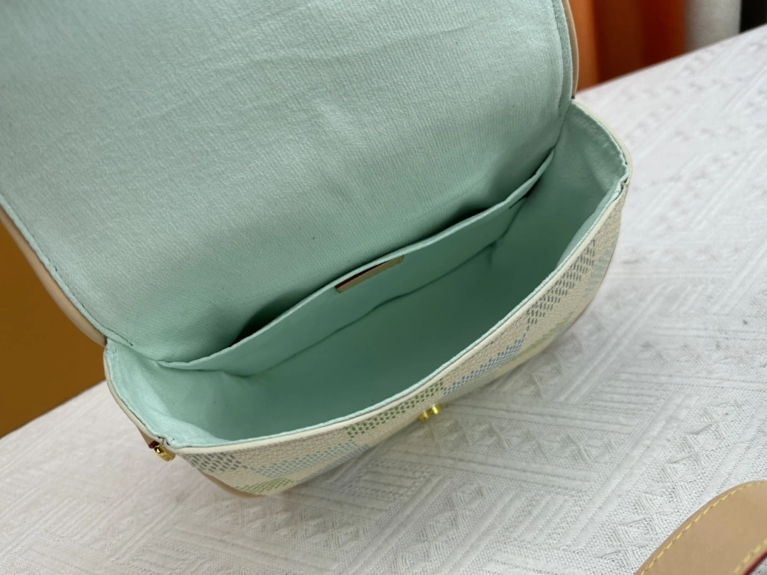 Louis Vuitton AAA Quality Messenger Bags For Women Vibrant 2043 - Image 8