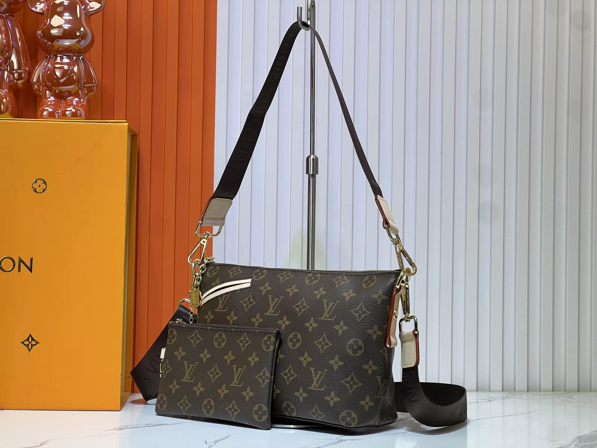 Louis Vuitton AAA Quality Shoulder Bags For Women Sophisticated 1979 - Image 3