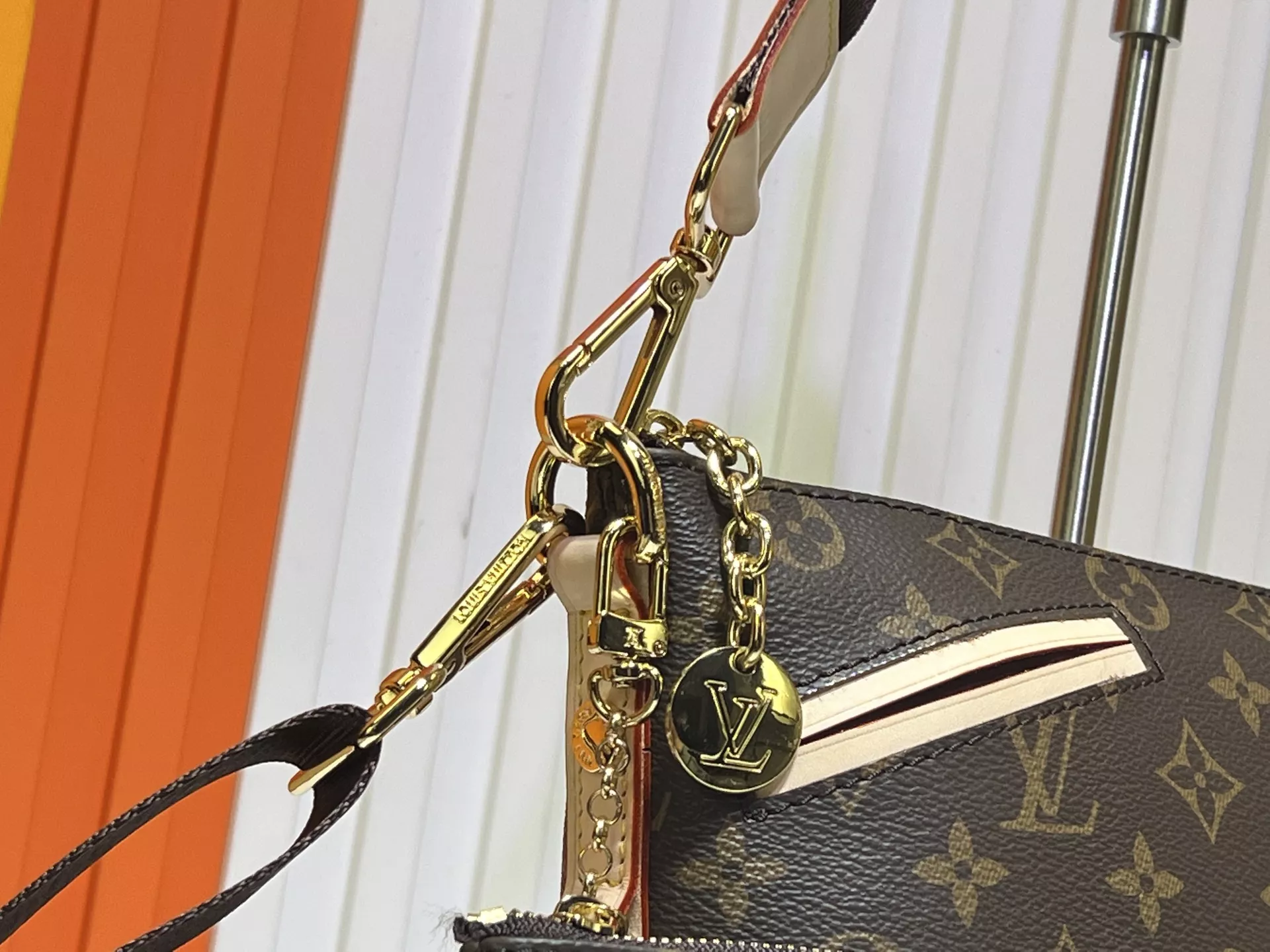 Louis Vuitton AAA Quality Shoulder Bags For Women Sophisticated 1979 - Image 4