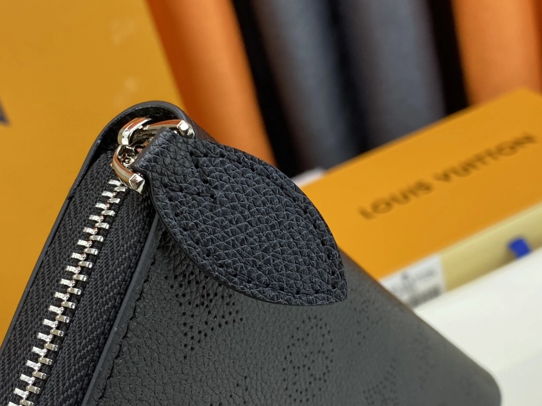 Louis Vuitton AAA Quality Wallets For Women Elegant 5556 - Image 4