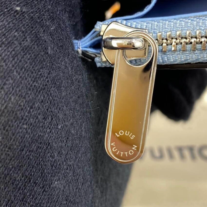 Press stu Louis Vuitton Coin Purse in Blue Gradient Mahina Perforated Leather - Image 6