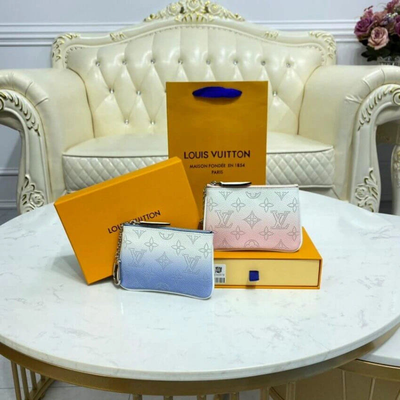 Key ring Louis Vuitton Key Pouch in Pink Gradient Mahina Perforated Leather - Image 10