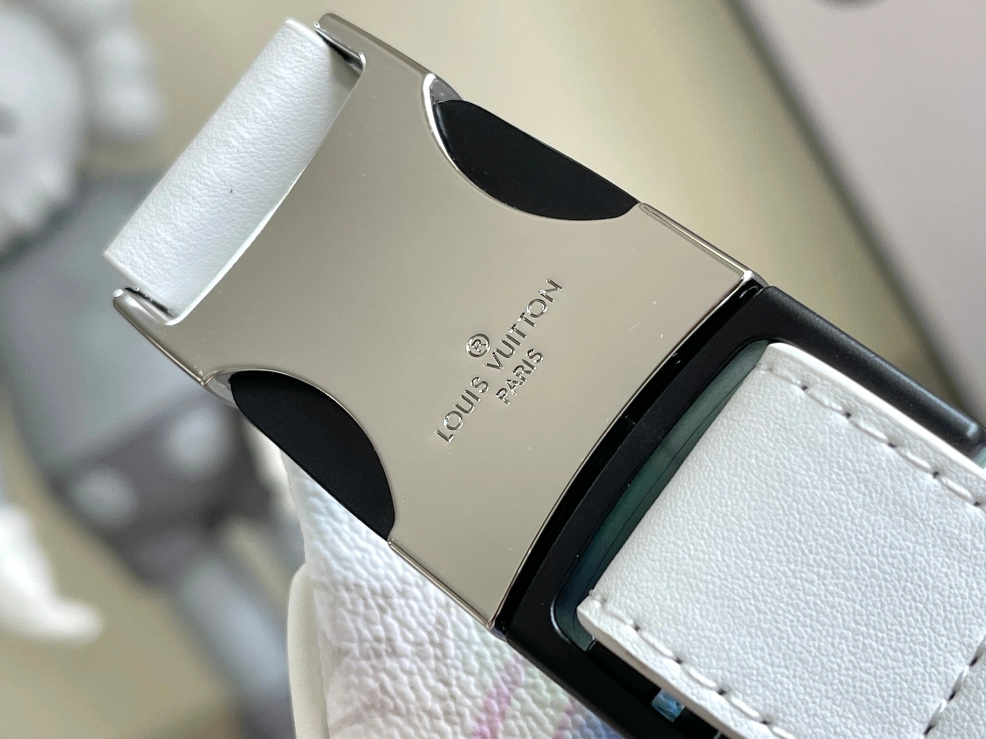 Louis Vuitton LV AAA Quality Belt Bags Practical 5714 - Image 6